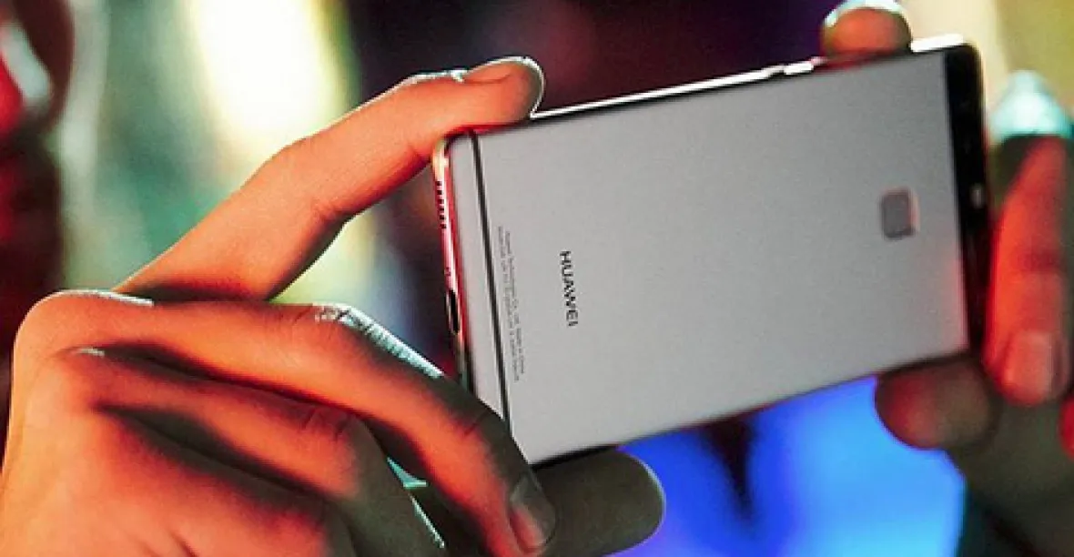 Huawei chce být první na světě v prodeji smartphonů. Antikampaň prý prodeji neškodí