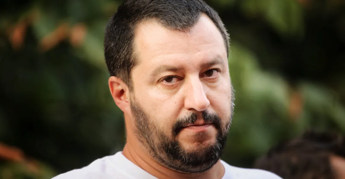 Italský tribunál doporučil postavit kvůli migrantům Salviniho před soud. Hrozí mu až 15 let vězení