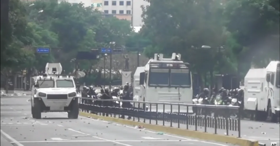 VIDEO: V Caracasu se protestující střetli s policií. Při nepokojích zemřelo už 26 lidí