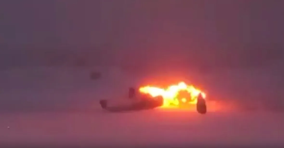 VIDEO: Po přistání se rozlomil trup. Kamera zachytila havárii ruského letadla Tu-22