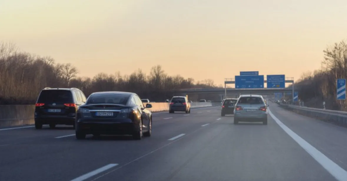 Rychlost na dálnicích se omezovat nebude, zopakoval německý spolkový ministr dopravy