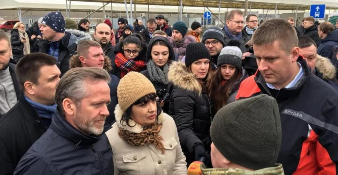 Ministr Petříček na východě Ukrajiny navštívil Mariupol. „Je třeba tlačit na Rusko“
