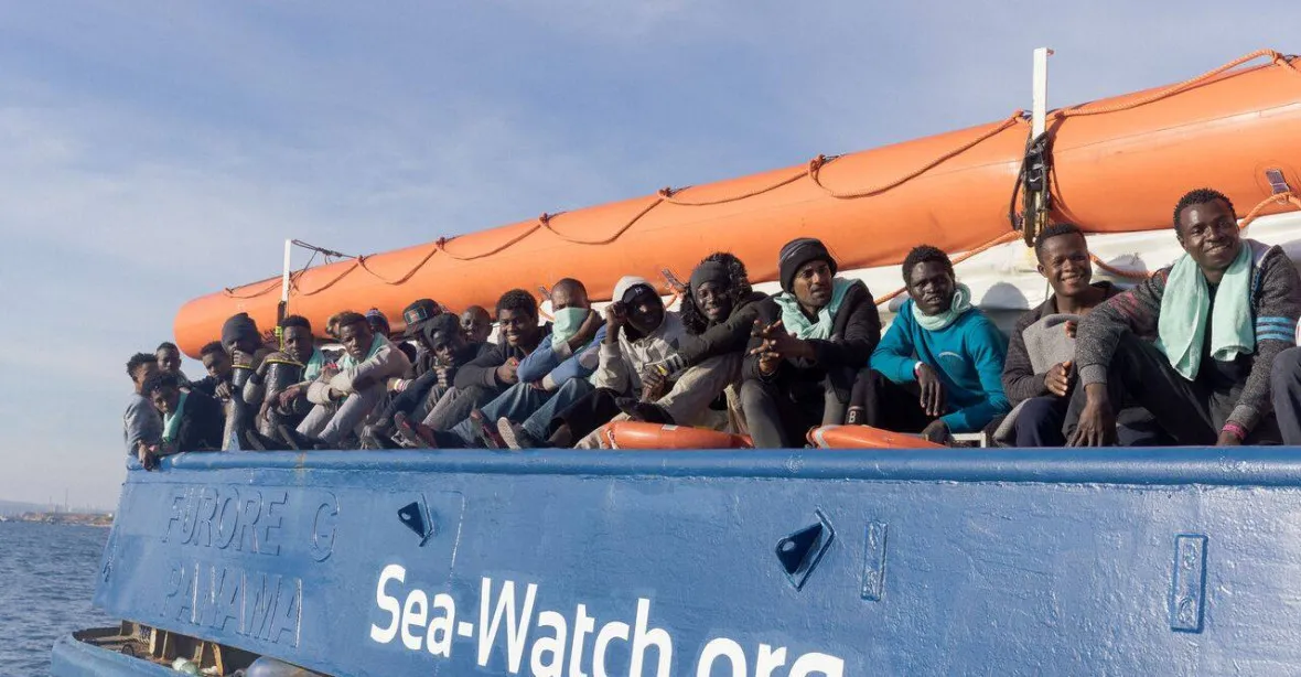 Tlak humanitářů nakonec uspěl. Migranty z lodi Sea-Watch 3 si rozebere sedm evropských států
