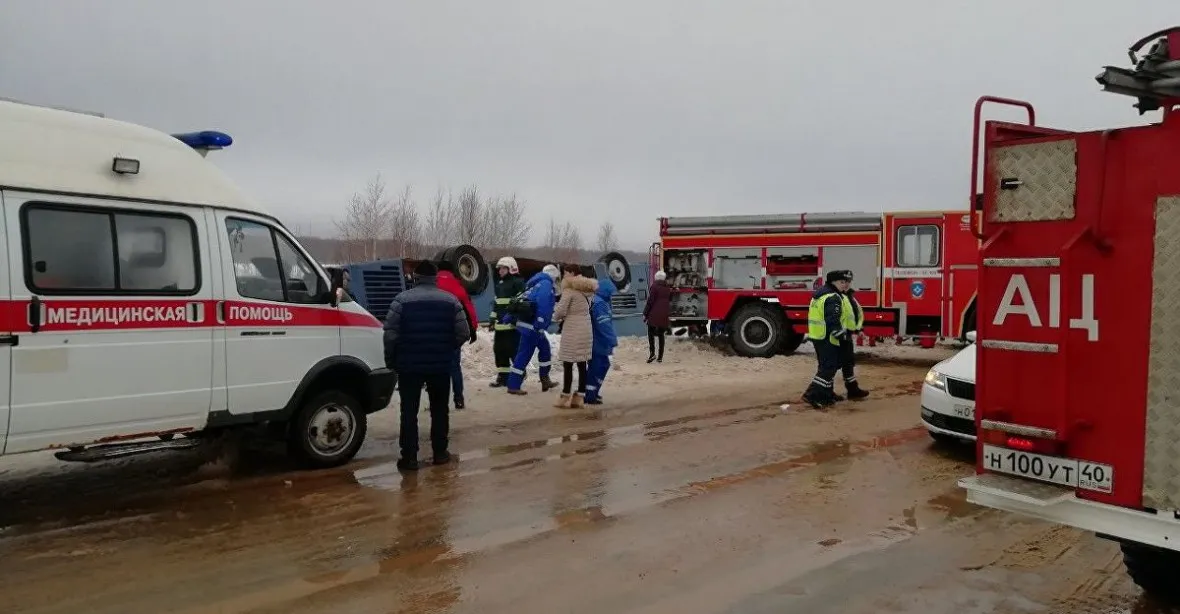 Při nehodě autobusu jižně od Moskvy zahynulo sedm lidí, z toho čtyři děti