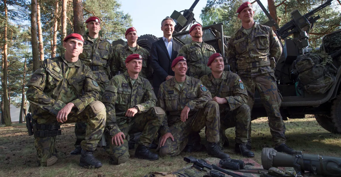 S členstvím v NATO jsou spokojeny zhruba tři pětiny Čechů, více muži a mladší lidé