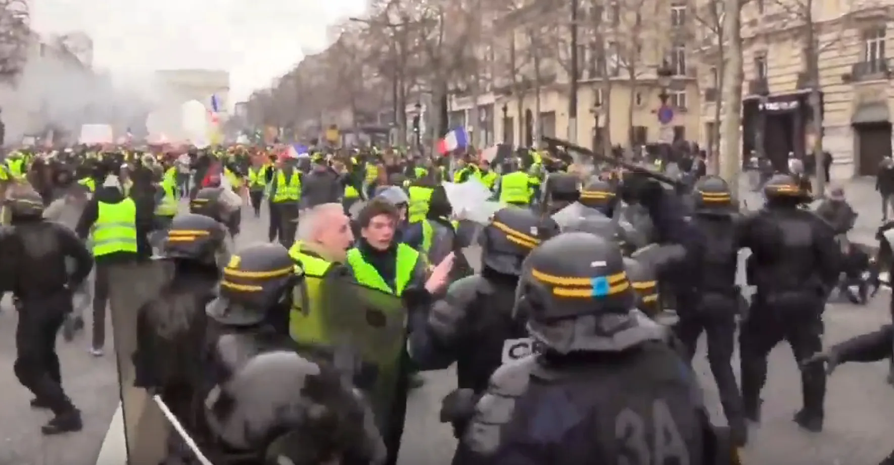 Žluté vesty vyšly ve Francii potřinácté do ulic. Demonstrantovi utrhl policejní granát kus ruky