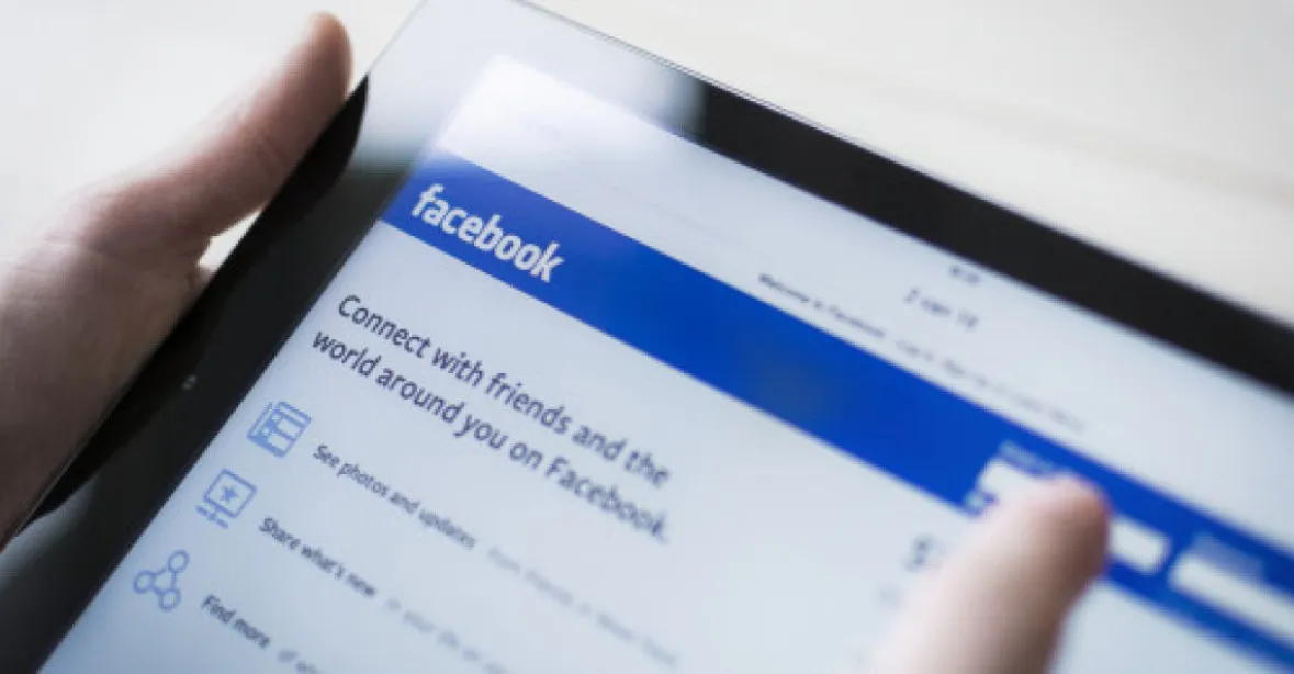 Britové požadují regulaci zpravodajství Googlu a Facebooku