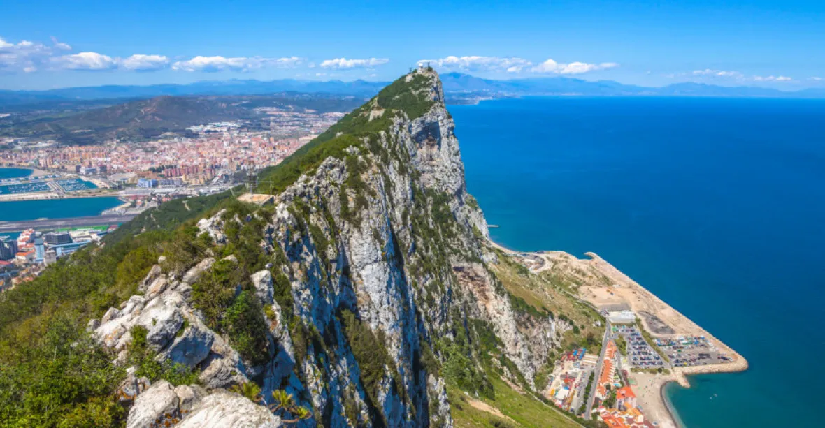 Napětí u Gibraltaru. Španělská vojenská loď chtěla vytlačit obchodní plavidla z britských vod