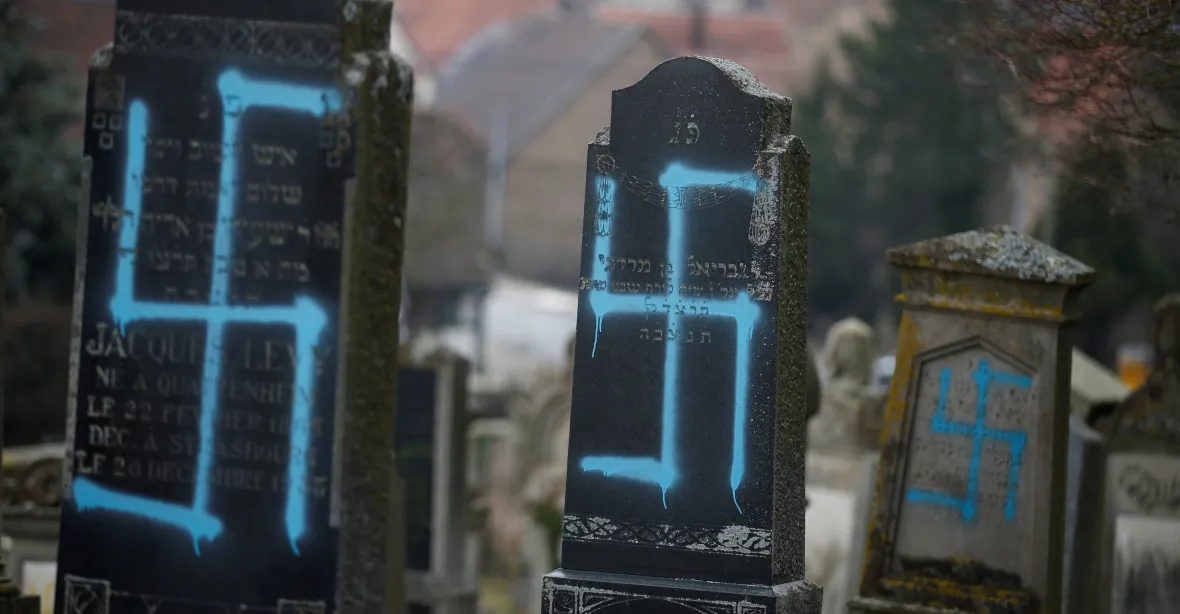 Hákové kříže na židovských hrobech. Vandalové ve Francii znesvětili hřbitov