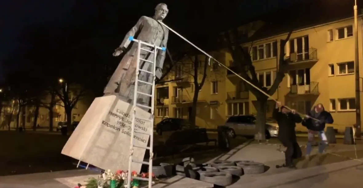 VIDEO: Aktivisté v Gdaňsku strhli pomník kněze. Čelil nařčením, že zneužíval nezletilé