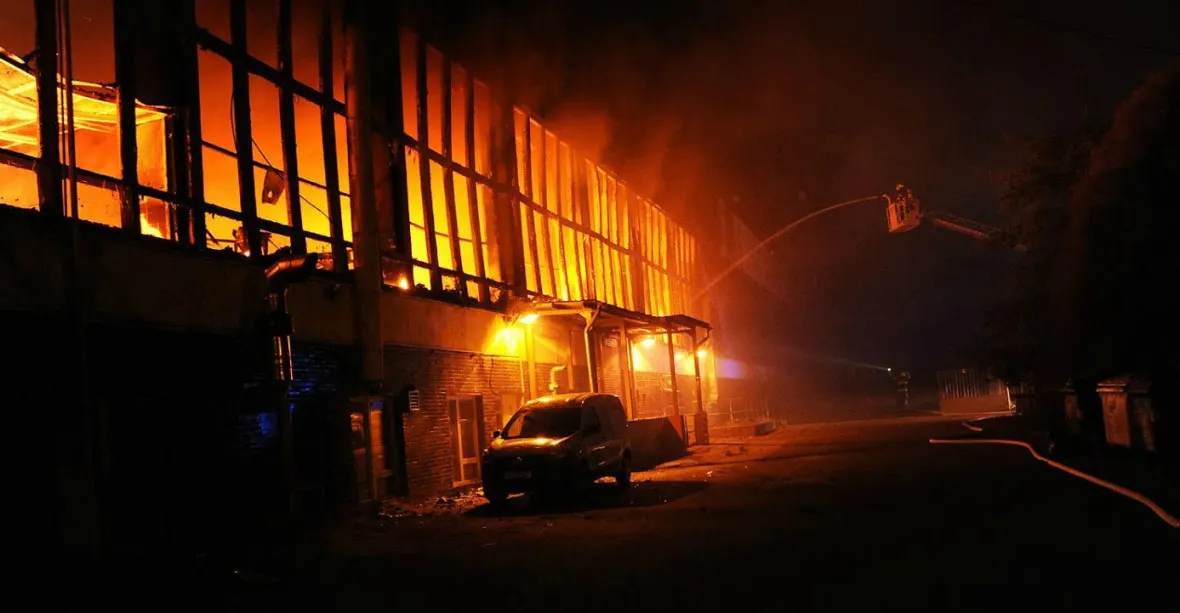 Noční poplach v Praze. Požár haly likvidovalo přes 100 hasičů