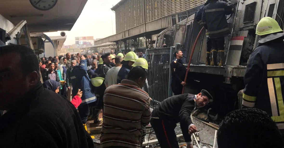Lokomotivě na hlavním nádraží v Káhiře explodovala nádrž. Při požáru zemřelo až 20 lidí