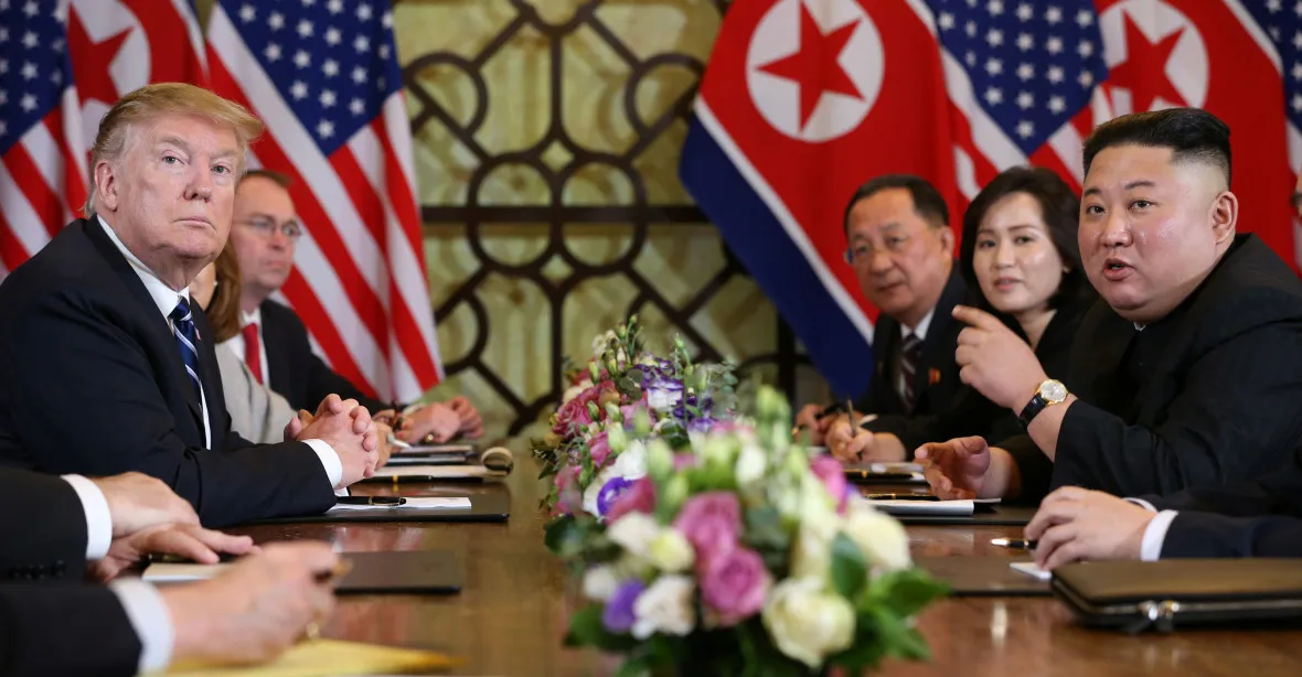 „Někdy musíte z jednání odejít,“ řekl Trump. S Kimem se na summitu nedohodl na ničem