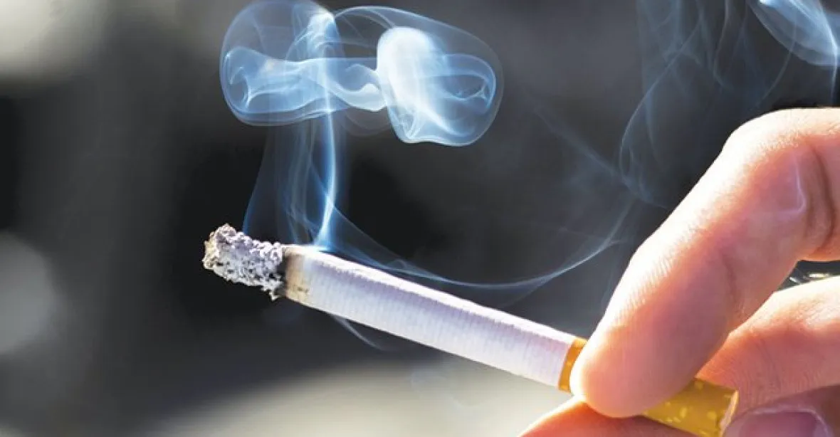 Cigarety ve Francii v pátek podraží. Vláda se obává reakce žlutých vest