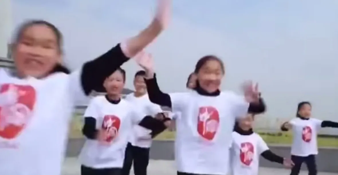 VIDEO: „Máme rádi Huawei,“ zpívají a tančí vlastenecké děti ve stylu propagandy KLDR