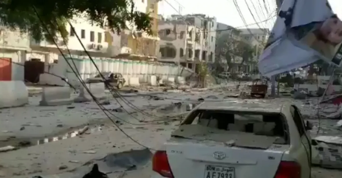 Exploze a poté střelba. Útok „Mládeže“ v Mogadišu nepřežilo 29 lidí