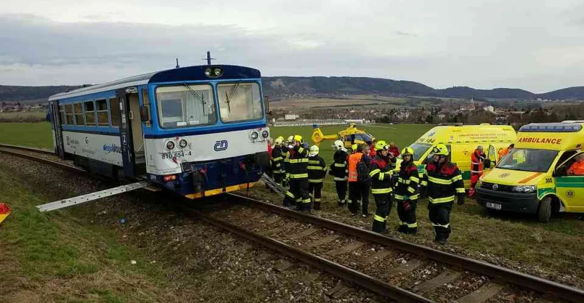 FOTO: U Ronova na Chrudimsku se srazily vlaky. Zranilo se 5 lidí