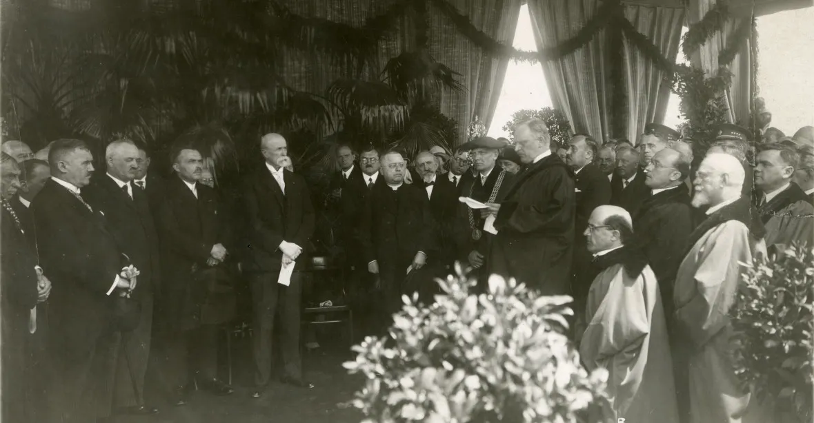 Unikátní fotografie: Masaryk u položení základního kámene brněnské právnické fakulty