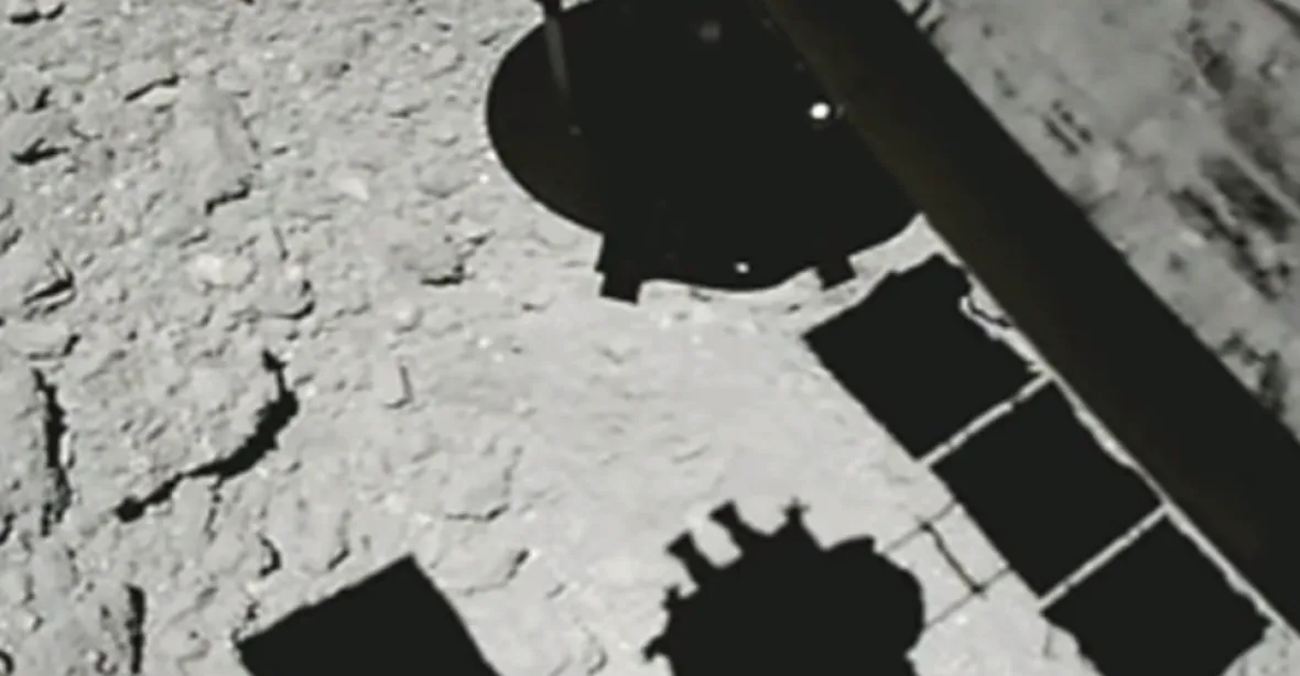 VIDEO: Japonská sonda Hajabusa 2 úspěšně odebrala vzorky z asteroidu Ryugu