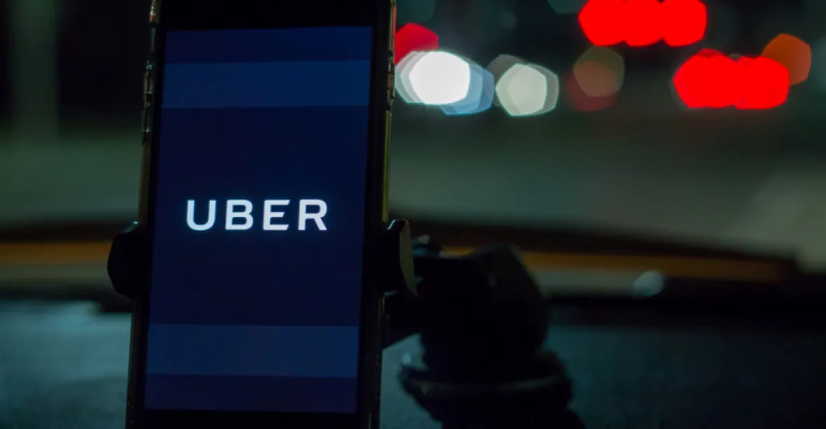 Samořízený vůz Uberu zabil chodkyni, podle soudu firma není zodpovědná
