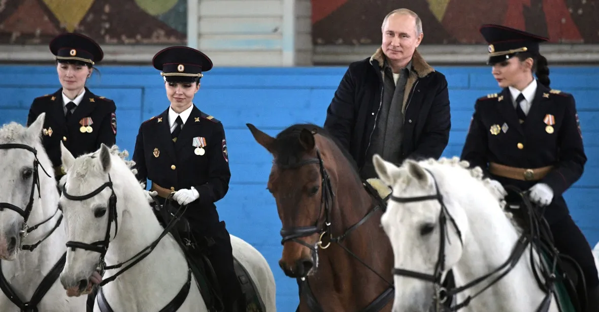 Putin zaujal k MDŽ v sedle oře. Projel se na hnědákovi se sličnými příslušnicemi jízdní policie