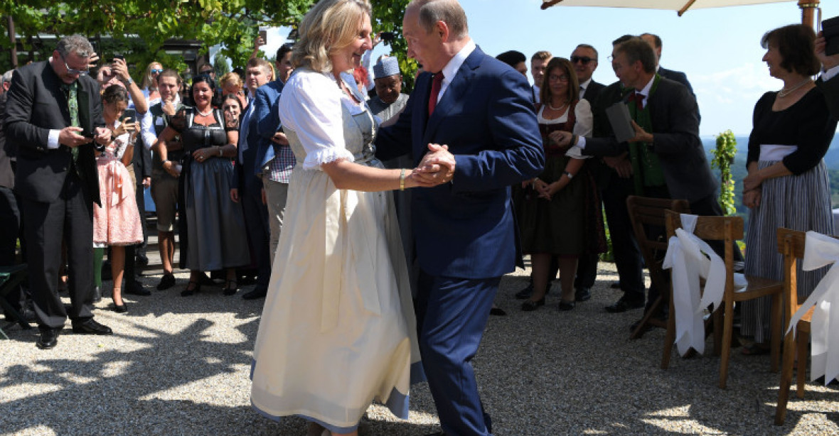 „Je to opravdu dobrý tanečník.“ Šéfka rakouské diplomacie zase touží po tanci s Putinem