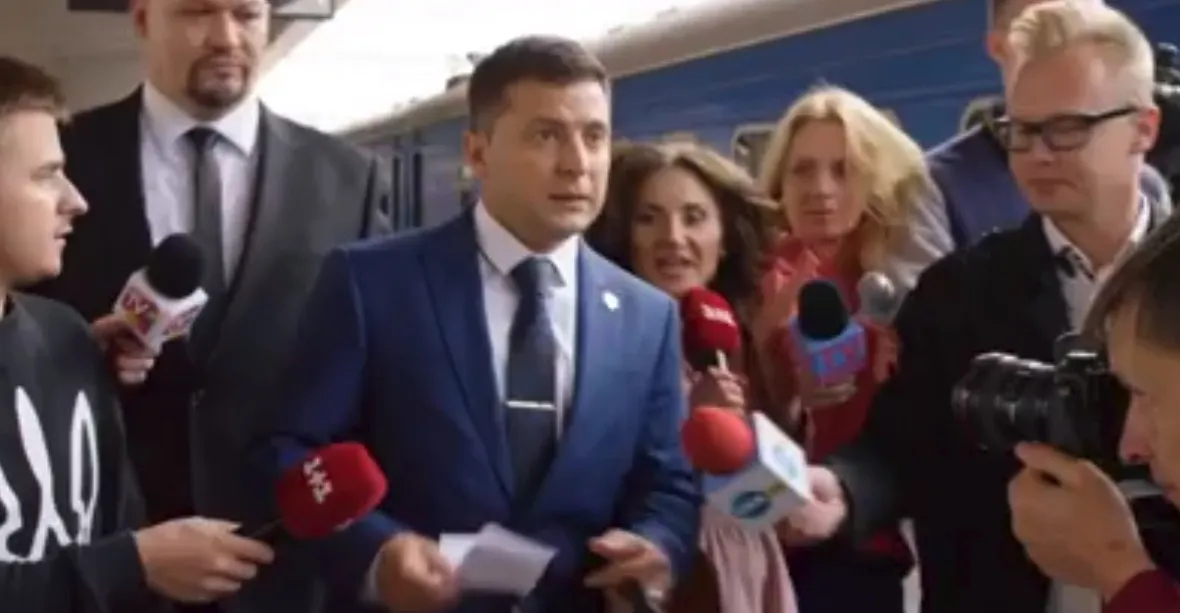Ukrajinský Tonda Blaník boduje. Komik ze seriálu je lídrem prezidentských voleb