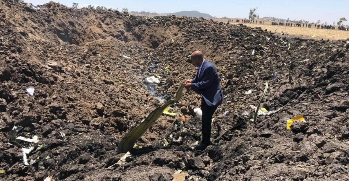 Etiopské aerolinky nabídly pozůstalým zuhelnatělou zem