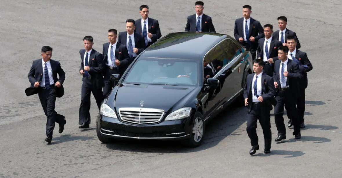 Kim poutá pozornost luxusními automobily. Výrobci mu je poskytují sankcím navzdory