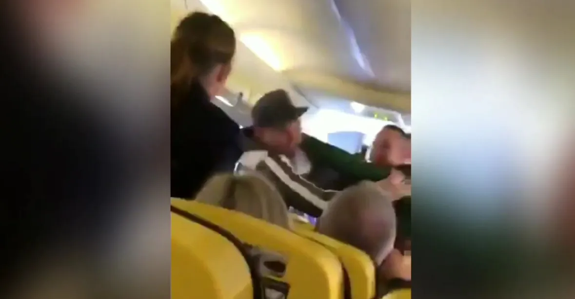 VIDEO: Bitka v letadle společnosti Ryanair. Muž opilci ukousl kus nosu