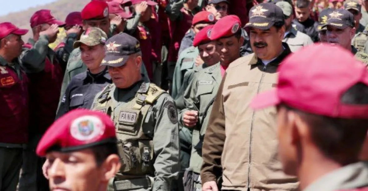 Madurův generál uprchl do Kolumbie. Opozičníka Guaidóa uznal prozatimním prezidentem