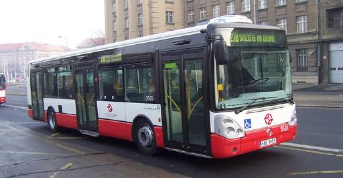 Správné šetření? Zastávky autobusů pražské MHD mohou být jen na znamení