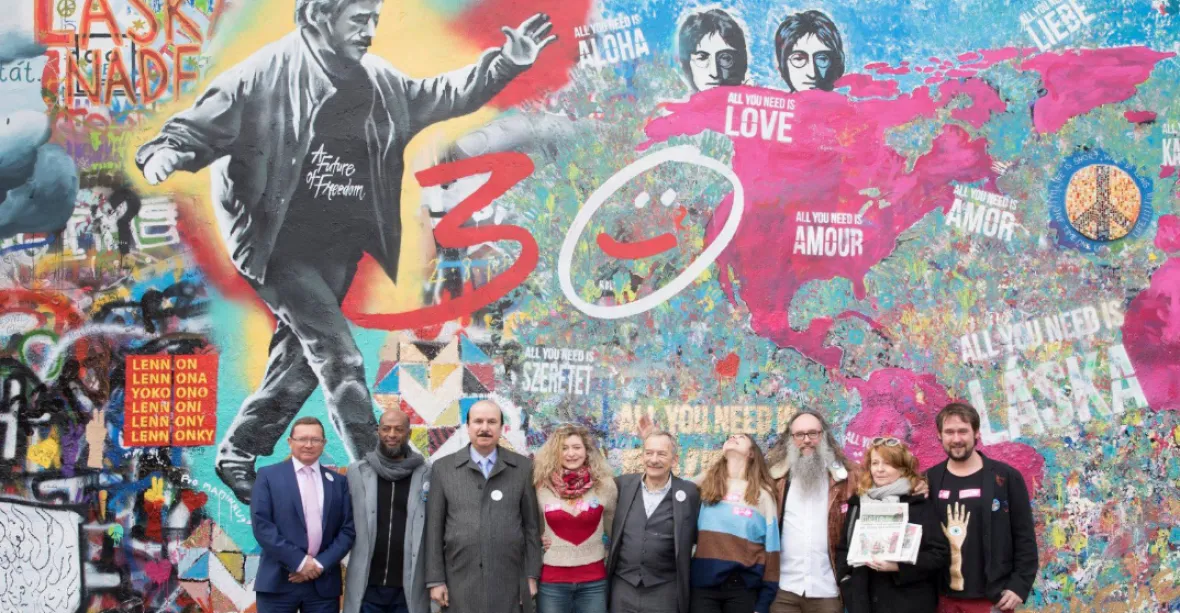 Lennon ve společnosti Havla. Přemalovaná Lennonova zeď má připomenout výročí revoluce
