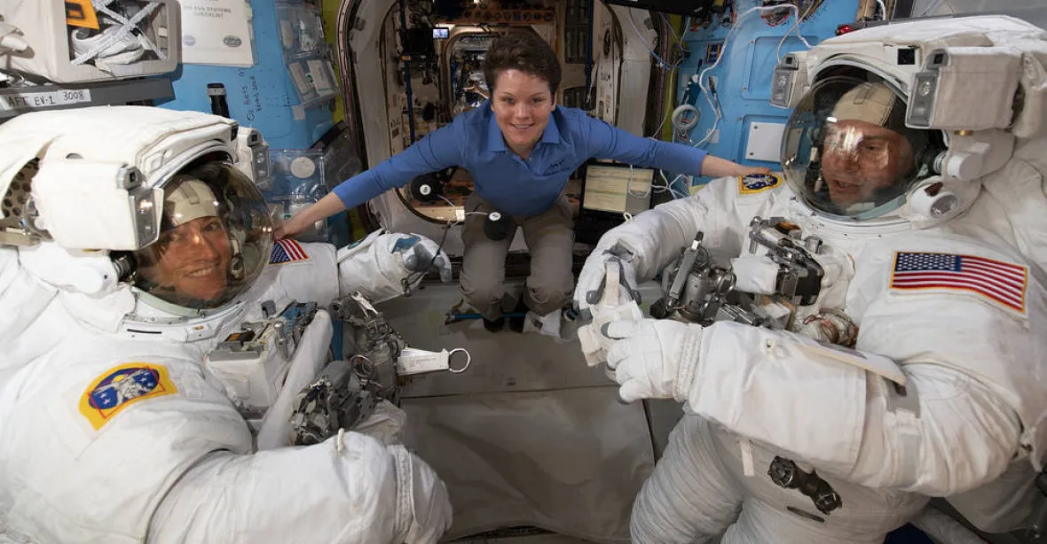 Šest a půl hodiny mimo ISS. Astronauti USA měnili akumulátory solárních panelů