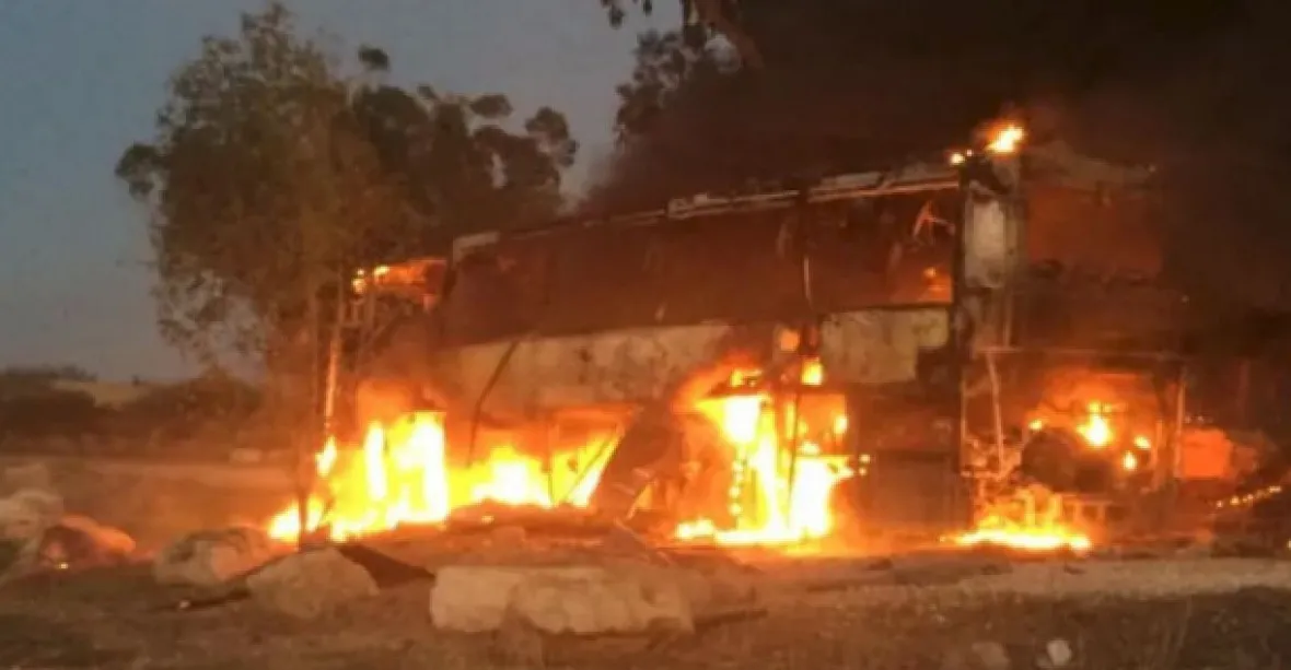 Na dálnici shořel autobus plný lidí: 26 jich zemřelo