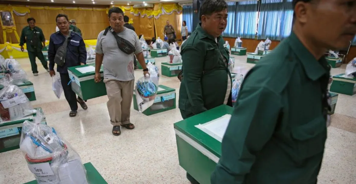 Thajci volí poprvé od puče roku 2014 parlament. Generálové doufají, že zůstanou u moci