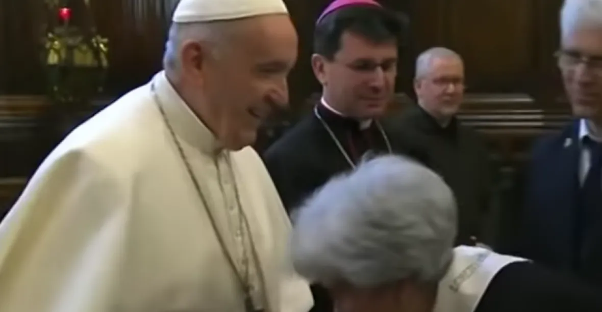 Papež baví internet. Věřící mu chtějí políbit prsten, on jim rukou ucukává