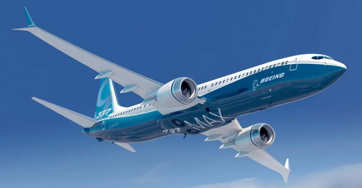 Boeing 737 MAX 8 měl při přeletu problém s motory, musel nouzově přistát