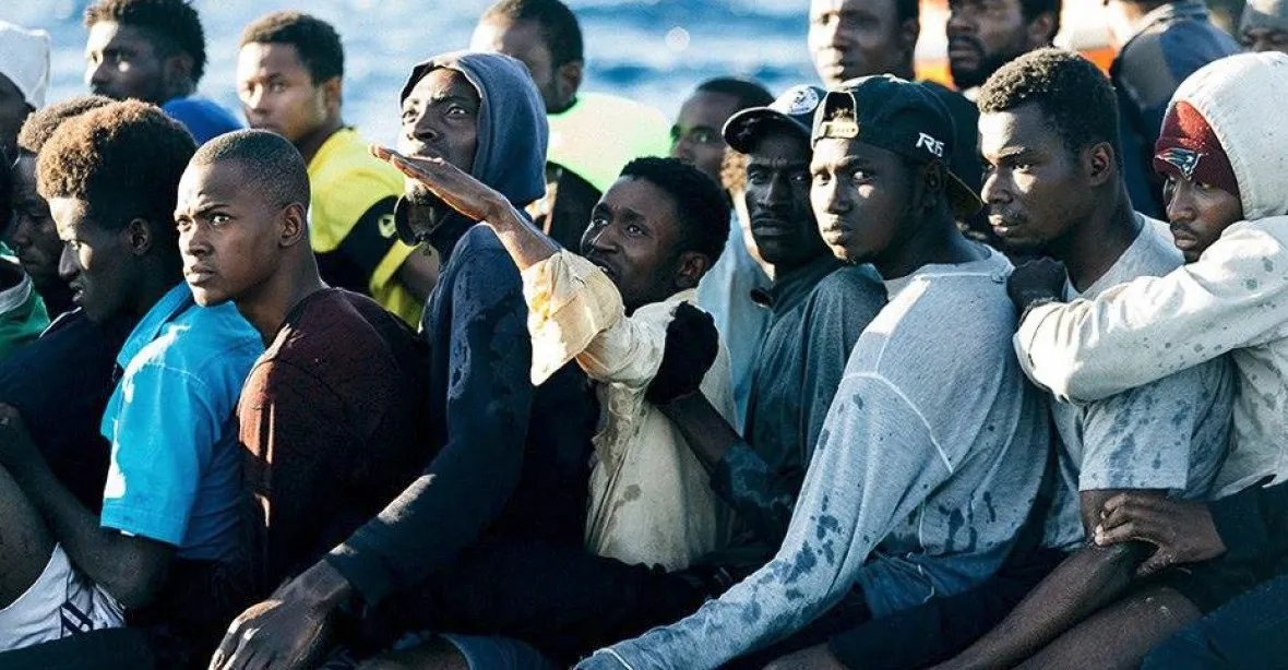 Loď unesená uprchlíky doplula pod dohledem speciální jednotky na Maltu. Migranty převezme policie