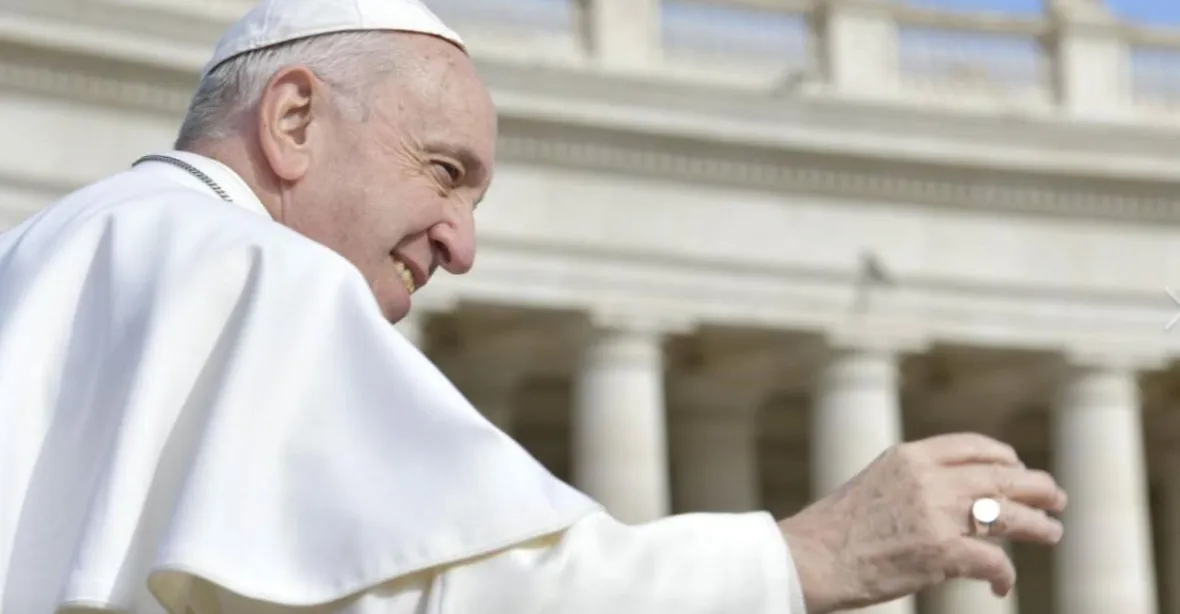VIDEO: Proč si papež nenechal políbit prsten? Kvůli hygieně