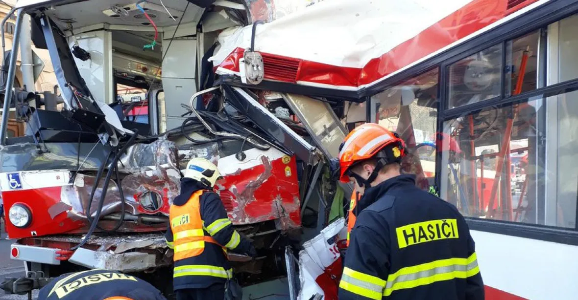 V Brně se srazila tramvaj s trolejbusem, zranily se desítky lidí