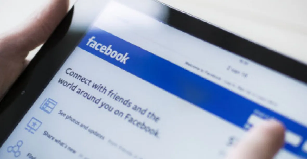 Facebook mazal účty s „neautentickým chováním“ napojené na politiky a armádu