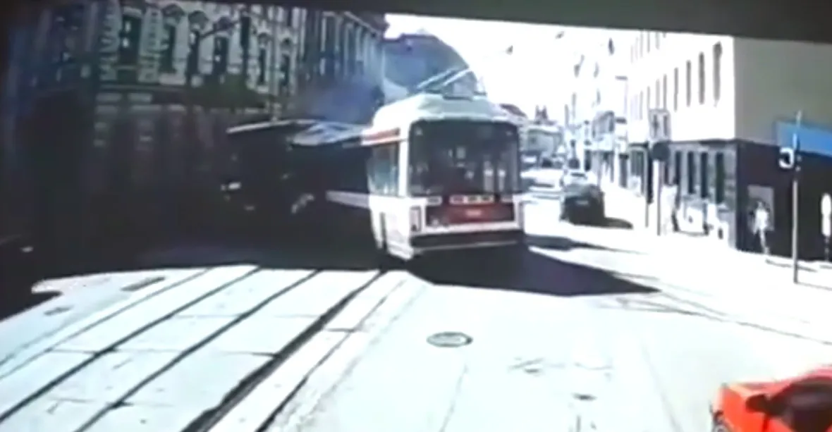 VIDEO: Kamera zachytila děsivou srážku trolejbusu s tramvají