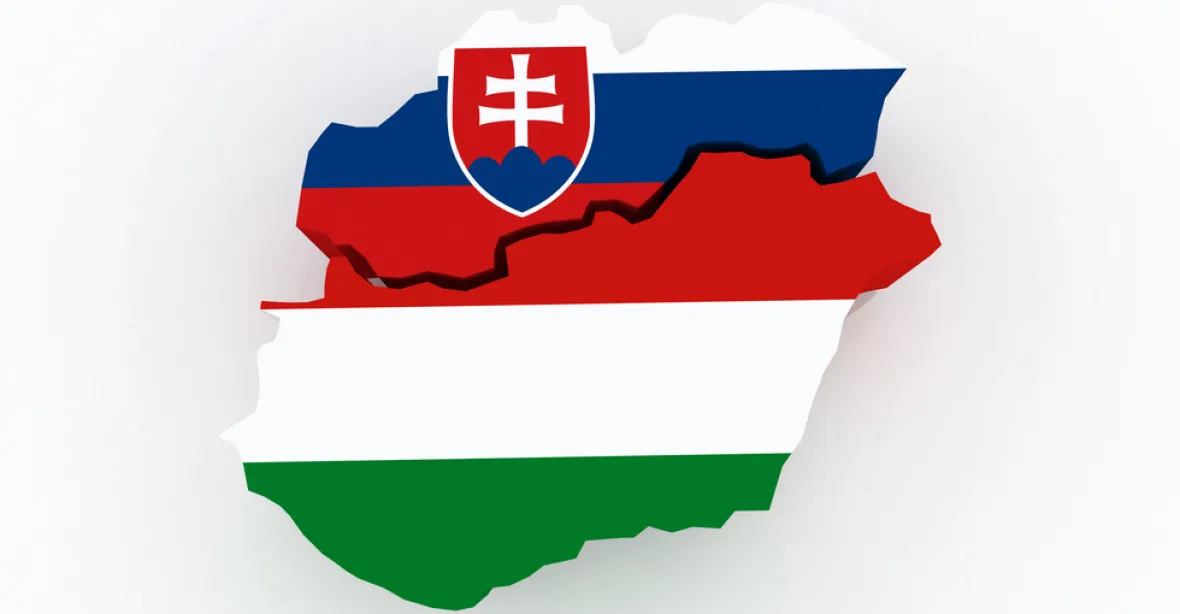 Maďarská menšina na Slovensku se bouří. Novela omezuje zpívání hymny cizích států