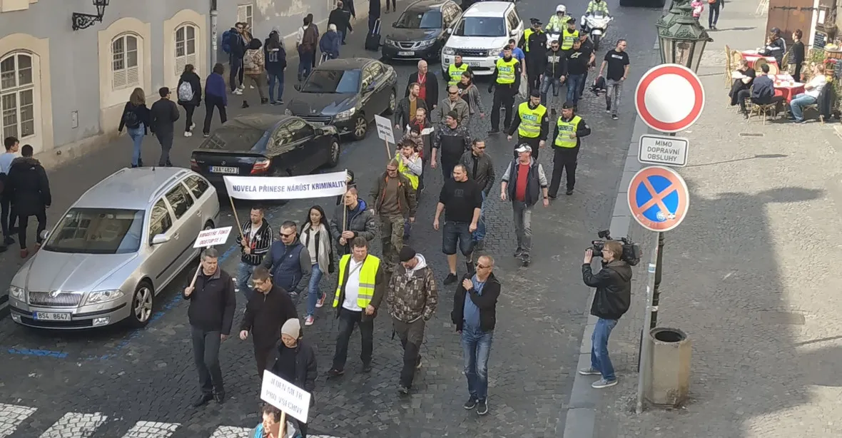 Taxikáři vyšli do pražských ulic. Protestovali proti novele zákona rušící taxametr