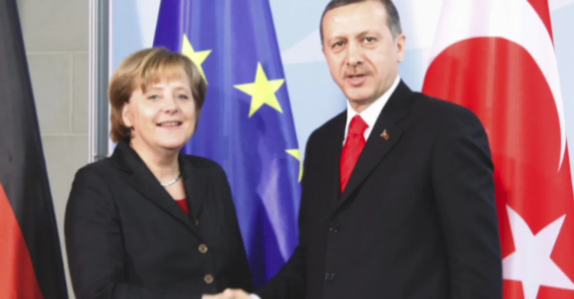 Merkelová prý už nebude kritizovat báseň o Erdoganovi