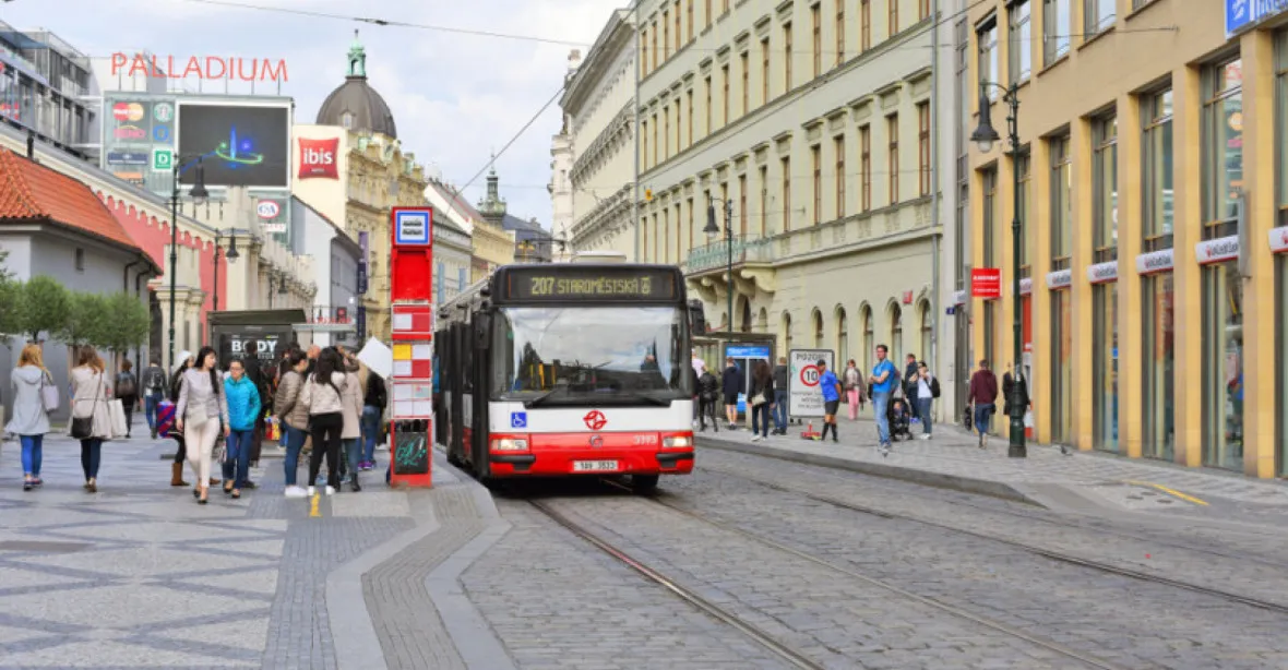 Praha má plán. Už od léta by mohly být všechny autobusové zastávky na znamení