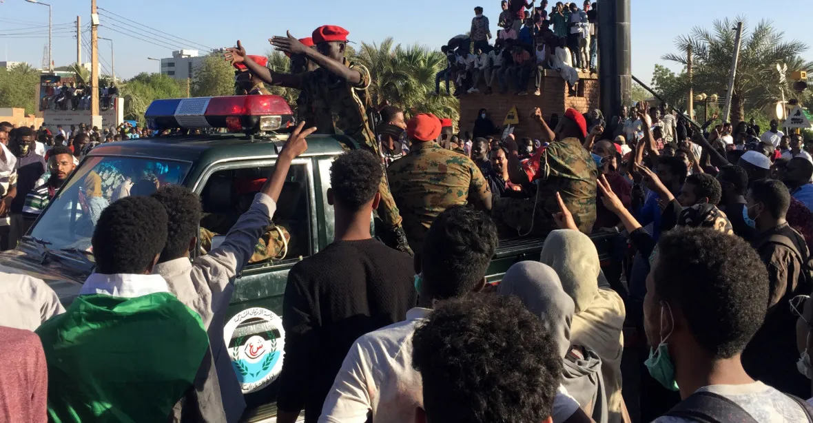 V Súdánu odstoupil šéf obrany i tajné služby, demonstranti žádají civilní vládu