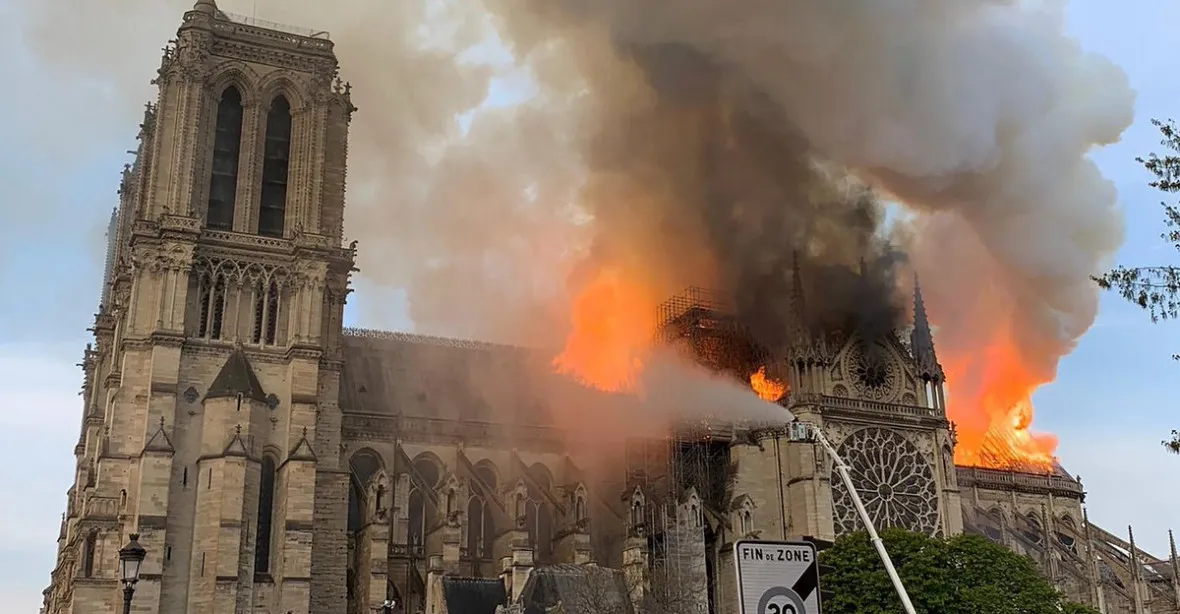 Plameny zachvátily pařížskou katedrálu Notre-Dame. Věž a střecha se zřítily