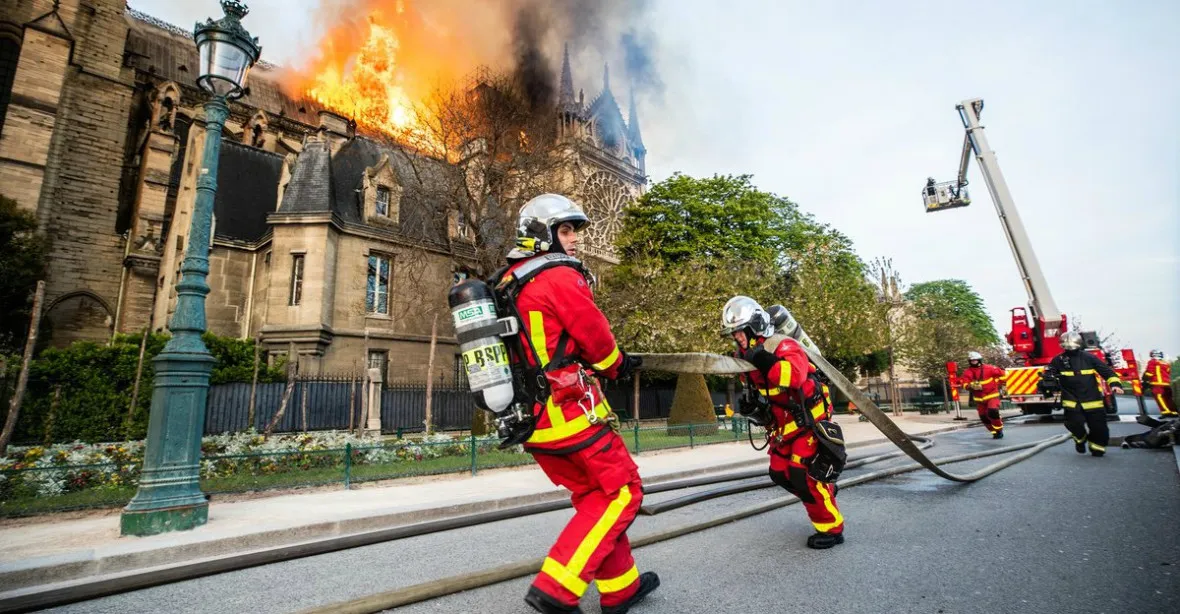 Způsobil požár Notre-Dame zkrat elektroinstalace? Je to dost dobře možné. Žhářství ale nevyloučeno
